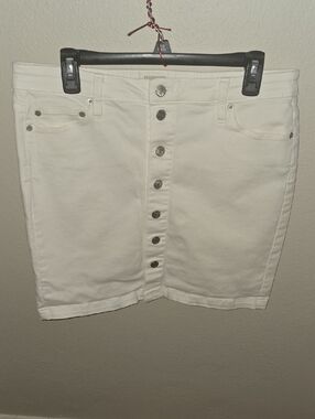 Daniel Cremieux White Denim Skirt with Branded Waist Label